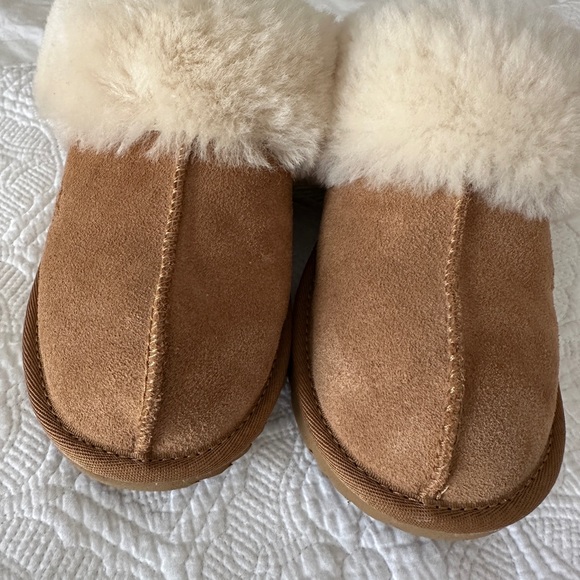 Ugg Slippers Size 4 Women/Girls - Picture 2 of 5